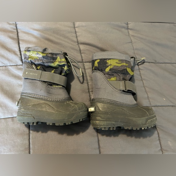 COLUMBIA SIZE 8T WINTER BOOTS - Picture 2 of 11